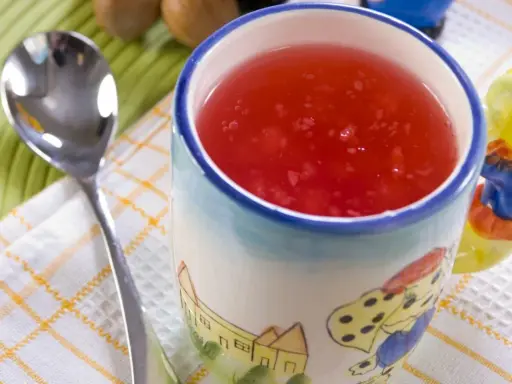 Czerwony kisiel w kubeczku z bajkowym motywem. Czy kisiel jest zdrowy? Zależy od składników, ale ten wygląda apetycznie.