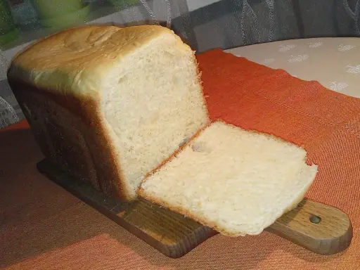 Puszyste ciasto drożdżowe z maszyny, idealne na kanapki. Przepis na nie jest prosty i szybki.