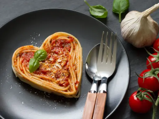 Serce z makaronu z sosem pomidorowym i bazylią. Idealne na romantyczną kolację w domu, co ugotować?