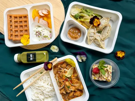 Różnorodne dania z pudełek, napój i deser. Czy catering dietetyczny się opłaca? Wygląda apetycznie!