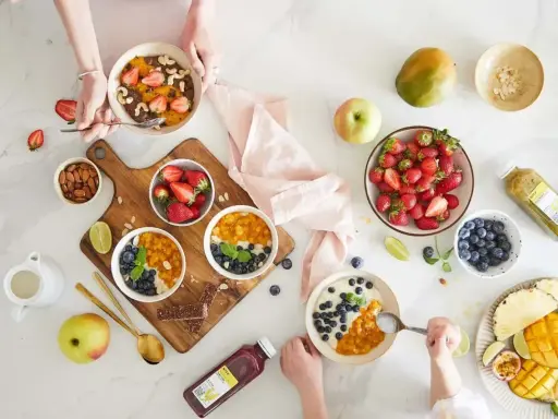 Zdrowe śniadanie w stylu self-catering: owsianka z owocami, jagodami, mango i orzechami. Idealne na początek dnia.