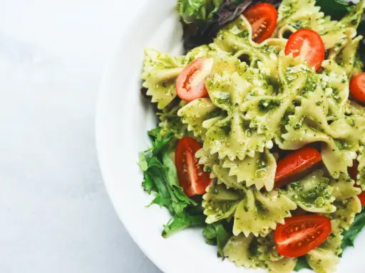 Makaron farfalle z pesto, pomidorkami koktajlowymi i świeżą sałatą. Idealne co na obiad dietetycznie.