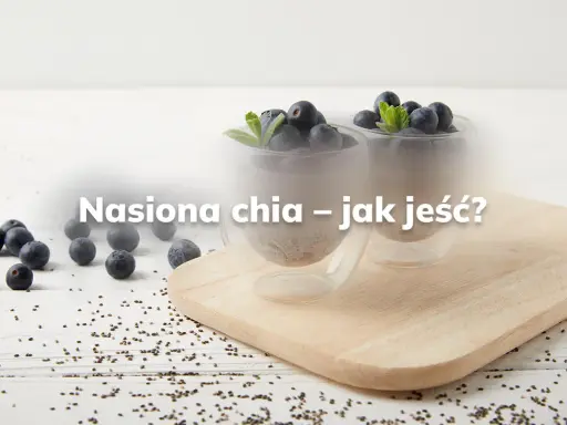 Dwa pucharki z deserem chia i jagodami na desce. Nasiona chia – jak jeść, by czerpać z ich właściwości?
