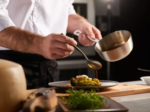 Szef kuchni doprawia danie, jakby robiła to mama. Catering jak u mamy Bielsk Podlaski to smak domowy.