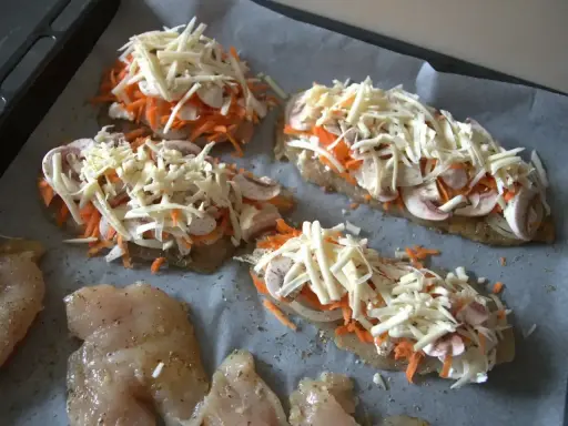Piersi z kurczaka z tartą marchewką, pieczarkami i serem. Idealne co na obiad z piersi z kurczaka, gotowe do pieczenia.
