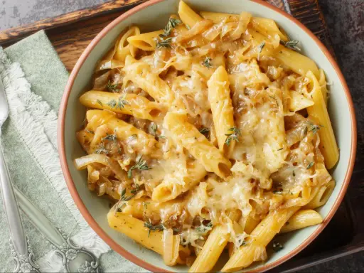 Pyszne penne z karmelizowaną cebulką i ciągnącym się serem. Idealne co pysznego na obiad!