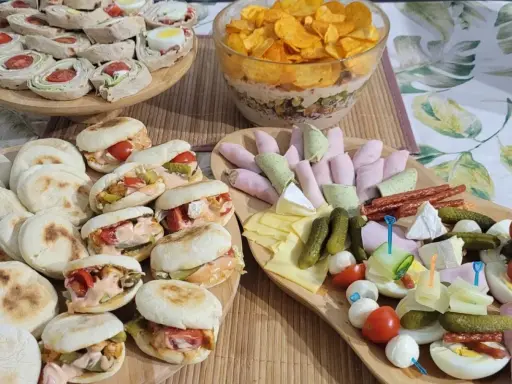 Mini kanapeczki, roladki, ser, wędliny i chipsy – idealne propozycje, co ugotować na imprezę.