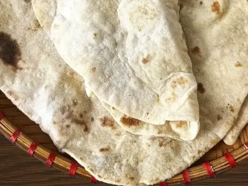 Domowy lawasz przepis na cienkie placki z charakterystycznymi przypaleniami. Idealne do wrapów i przekąsek.