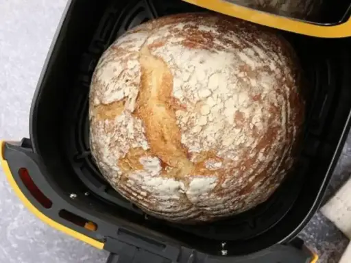 Chleb z airfryer, rumiany i pachnący, gotowy do podania.