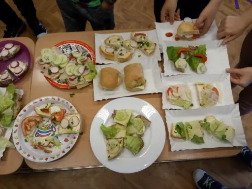Dzieci tworzą zdrowe kanapki, ucząc się, wiesz co jesz catering dla dzieci.