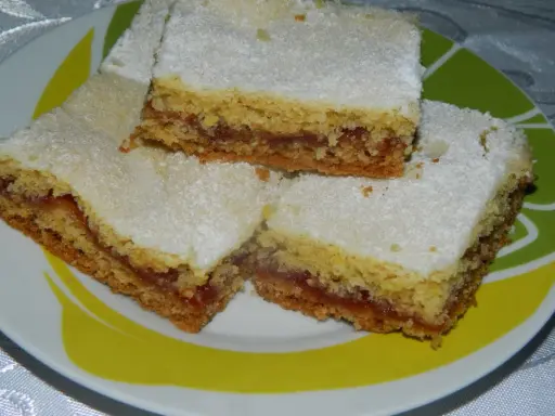 Pyszne ciasto krajanka z marmoladą, idealne na deser. Przepis na to ciasto jest prosty i szybki.