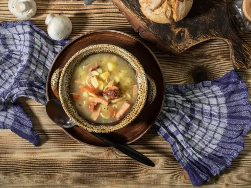 Aromatic żurek z kiełbasą i ziemniakami w misce. Zastanawiasz się, czy żurek można mrozić? Tak, można go zamrozić, by cieszyć się smakiem później.