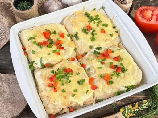 Zapiekane naleśniki gyros jak z restauracji, polane serem i posypane papryką i szczypiorkiem.