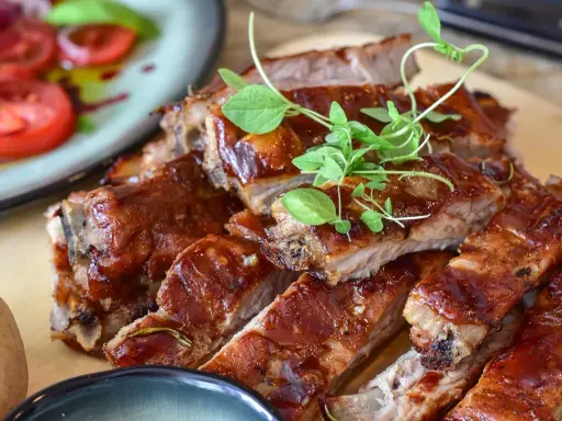 Pyszne żeberka w sosie barbecue, idealne do obiadu. Zastanawiasz się, co ugotować z wędzonych żeberek? Oto inspiracja!