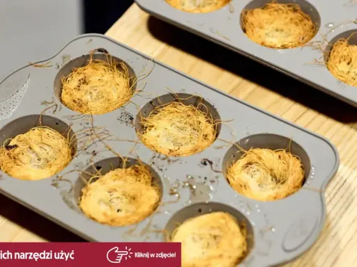 Złociste gniazdka z ciasta kadayif w formie do muffinek, gotowe do pieczenia.