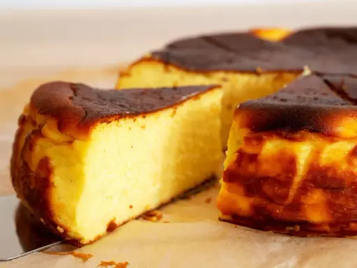 Pyszny sernik z przypieczoną skórką, idealny do pieczenia w wysokiej temperaturze.
