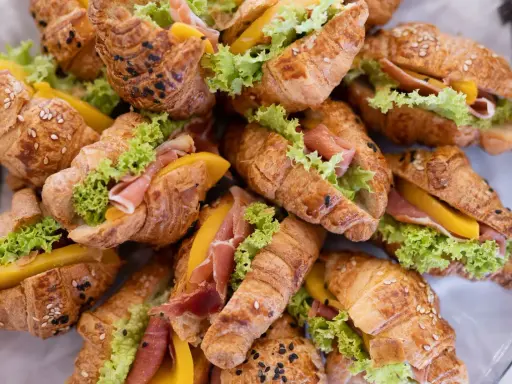 Mini croissanty z szynką, serem i sałatą. Idealne, by ugotować na sylwestra coś szybkiego i pysznego.