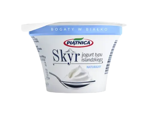 Opakowanie jogurtu typu islandzkiego Skyr Piątnica Naturalny z łyżką pełną jogurtu.