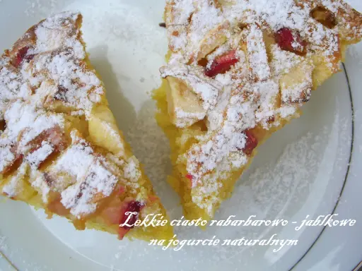 Szybkie ciasto jogurtowe z rabarbarem i jabłkami, posypane cukrem pudrem. Idealne na deser.