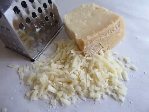 Tarty parmezan i tarka. Czy parmezan można mrozić? Tak, po starciu zachowa smak.