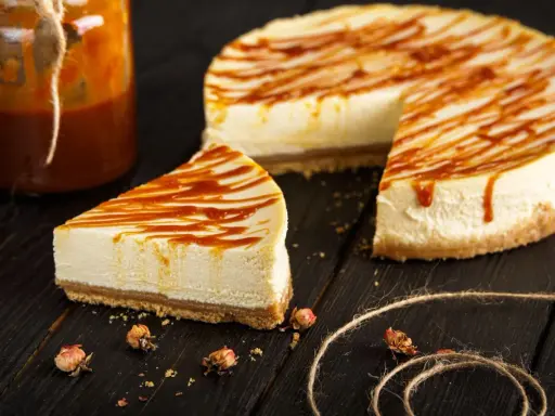 Pyszny sernik z 1kg sera, polany karmelem. Ile czasu piec sernik z 1kg sera? Czas pieczenia zależy od przepisu.
