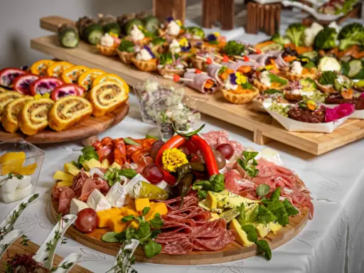 Pyszne przekąski na desce serów i wędlin, roladki, tartaletki i warzywa. Wiesz co jesz catering Łódź to gwarancja jakości.