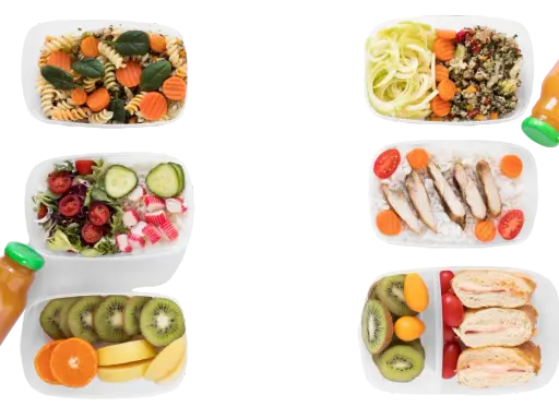 Zdrowe posiłki w pudełkach: makaron, sałatka, kurczak z ryżem, kanapki, owoce. Zastanawiasz się, ile kosztuje catering dietetyczny na miesiąc?
