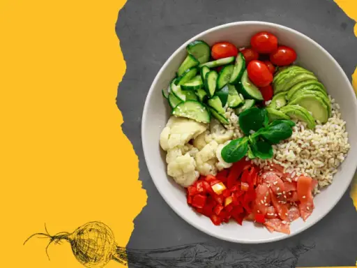 Kolorowa miska z kaszą, kalafiorem, pomidorkami, ogórkiem, awokado i papryką. Wiem, co zjem, wybierając catering dietetyczny.