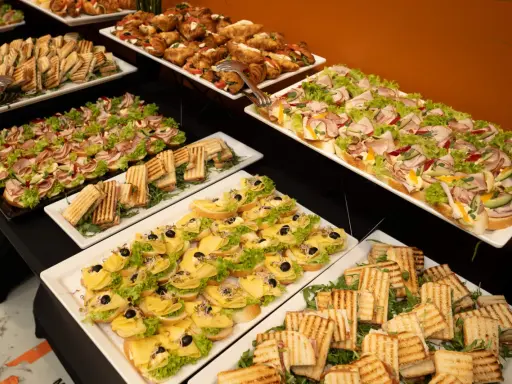 Nowoczesne potrawy wielkanocne: kolorowe kanapki, tosty i croissanty z serem, wędliną i warzywami tworzą apetyczny bufet.
