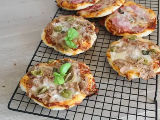 Mini pizze z tuńczykiem, oliwkami i bazylią na kratce. Idealne składniki na pizzę dla małych łasuchów.