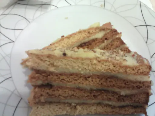 Plasterki pysznego ciasta czeskiego, idealne na deser. Przepisy na takie cuda znajdziesz w internecie.