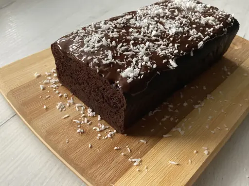 Pyszne ciasto dla odchudzających się: ciemny, wilgotny biszkopt oblany czekoladą i posypany wiórkami kokosowymi.