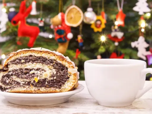 Kawa i makowiec na talerzyku, w tle choinka. Wiele ciast, jakie można mrozić, świetnie nadaje się na później.