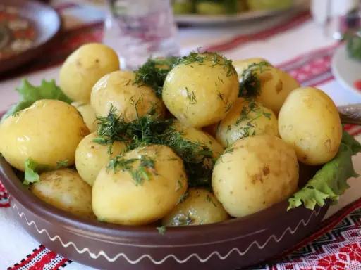 Młode ziemniaki z koperkiem i sałatą. Idealne danie, gdy zastanawiasz się, co ugotować na obiad.