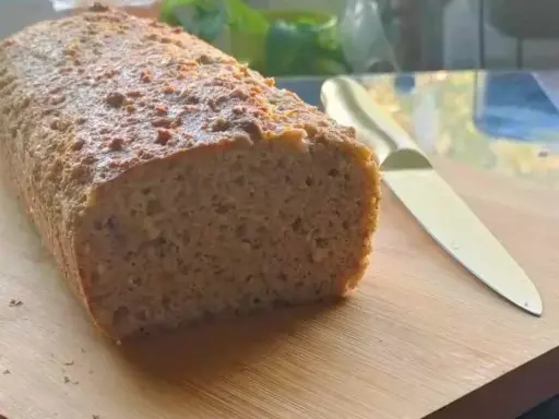 Chleb keto na desce z nożem.