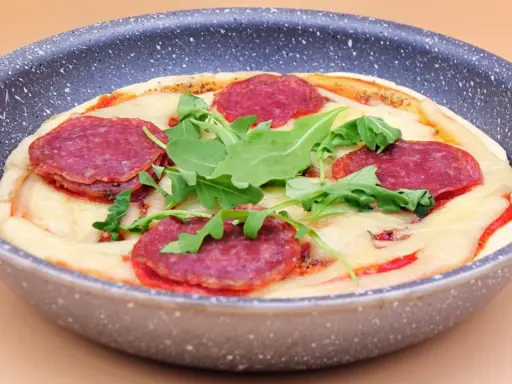 Pizza salami z rukolą w patelni.