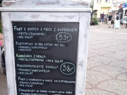 Na Węgrzech obiad kosztuje około 58-59 forintów. Menu oferuje filety rybne i karkówkę z frytkami i sałatką.