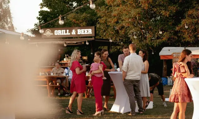 Ludzie na przyjęciu urodzinowym przy grillu i piwie.
