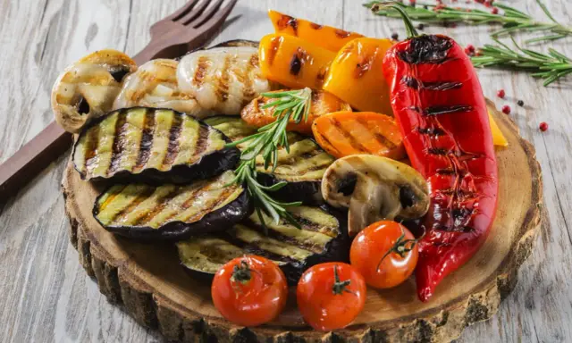 Pyszne warzywa z grilla: bakłażan, papryka, pieczarki, pomidorki i marchewka. Idealne co na grilla!