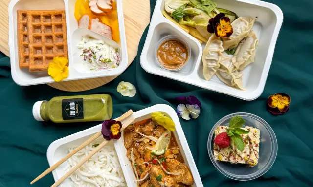 Różnorodne dania z pudełek, napój i deser. Czy catering dietetyczny się opłaca? Wygląda apetycznie!