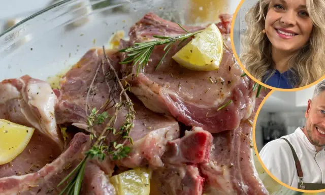 Jak zrobić dobre mięso na obiad? Soczyste kotlety wieprzowe marynowane z cytryną i ziołami, gotowe do pieczenia.