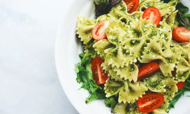 Makaron farfalle z pesto, pomidorkami koktajlowymi i świeżą sałatą. Idealne co na obiad dietetycznie.