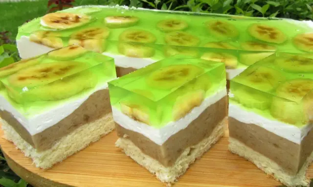 Warstwowy deser z biszkoptem, kremem, bananami i galaretką. Pyszne wilgotne ciasto bananowe z owocami.