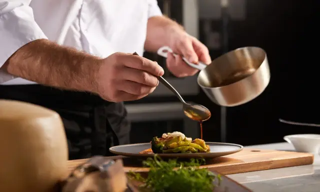 Szef kuchni doprawia danie, jakby robiła to mama. Catering jak u mamy Bielsk Podlaski to smak domowy.