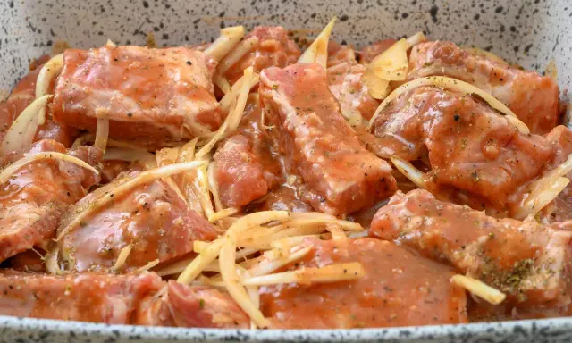 Żeberka w marynacie z cebulą, gotowe do pieczenia. Idealne na obiad, z czym podawać żeberka na obiad? Z ziemniakami i surówką!