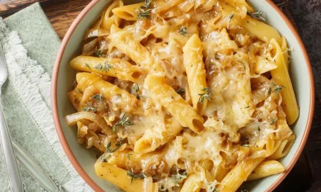 Pyszne penne z karmelizowaną cebulką i ciągnącym się serem. Idealne co pysznego na obiad!