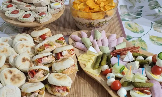 Mini kanapeczki, roladki, ser, wędliny i chipsy – idealne propozycje, co ugotować na imprezę.