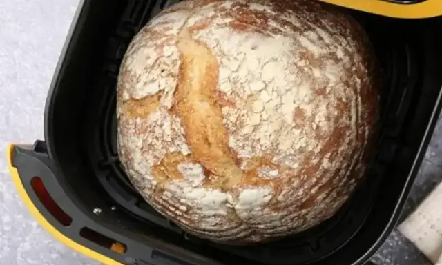 Chleb z airfryer, rumiany i pachnący, gotowy do podania.