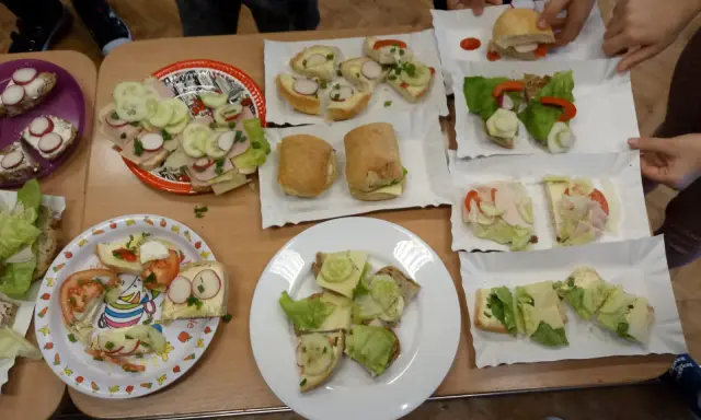 Dzieci tworzą zdrowe kanapki, ucząc się, wiesz co jesz catering dla dzieci.
