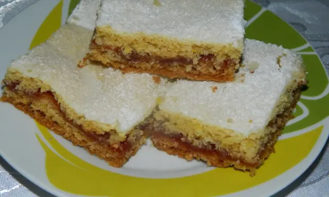 Pyszne ciasto krajanka z marmoladą, idealne na deser. Przepis na to ciasto jest prosty i szybki.